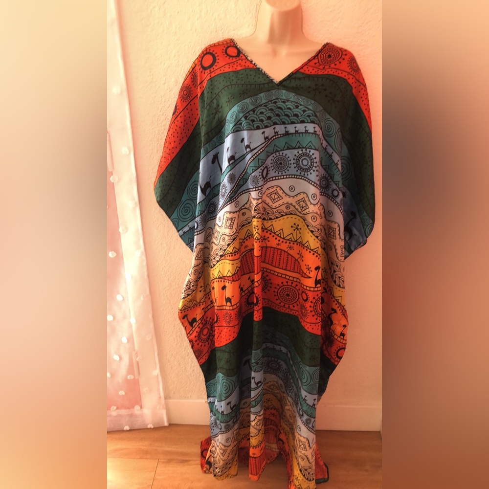 Vintage one size fits most colorful and comfortable silky kaftan. Gorgeous print